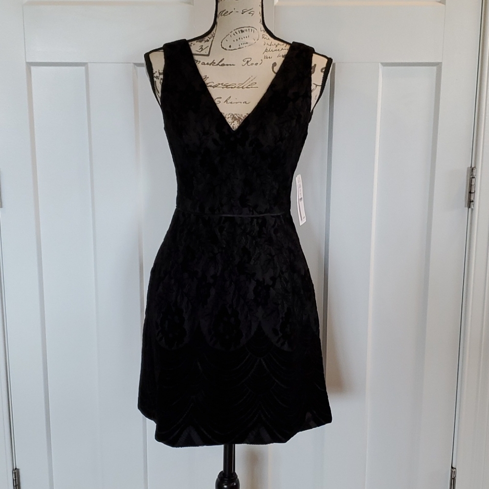🆕️ White House Black Market velvet lace dress